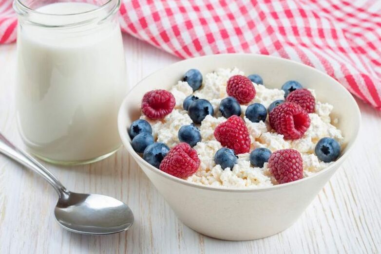 cottage cheese with red fruits to lose weight