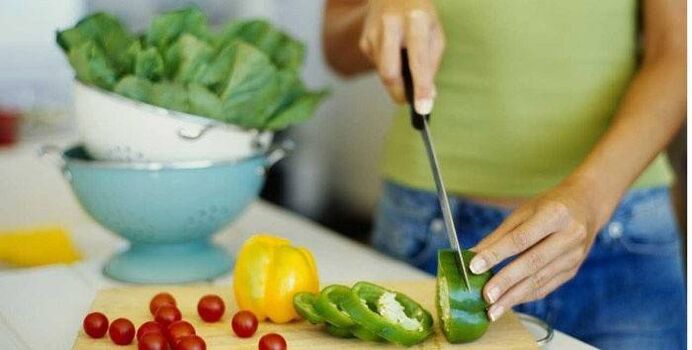 Cook a vegetable salad for dinner according to the principles of proper nutrition for a slim figure. 