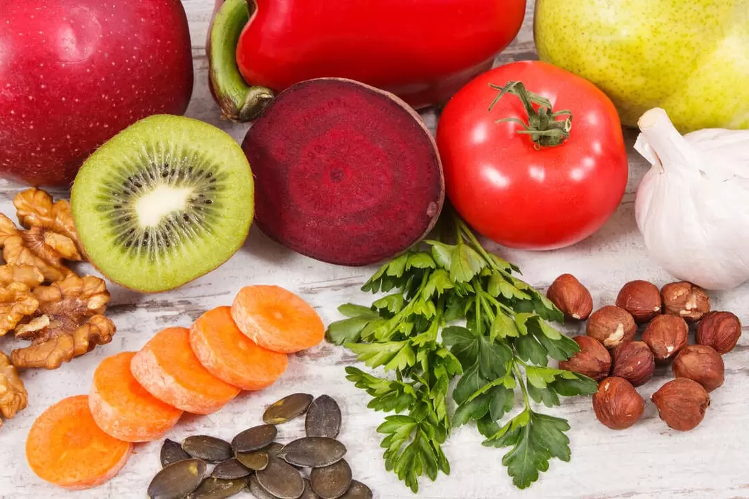 The diet of gout patients includes a variety of vegetables and fruits. 